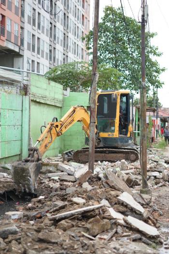Pemkot Bekasi Tertibkan Bangunan Liar di Saluran Air